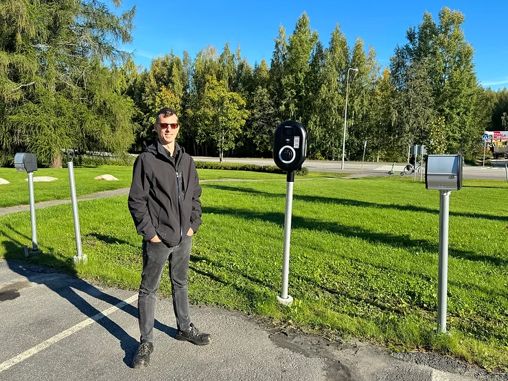 Watteryn latausasema Kimalluksen pihassa