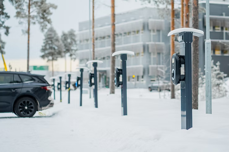 Latausasemat talvipysäköintialueella